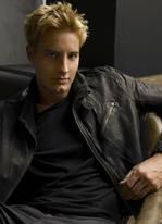 Justin Hartley zamiast starych gwiazd "Smallville"