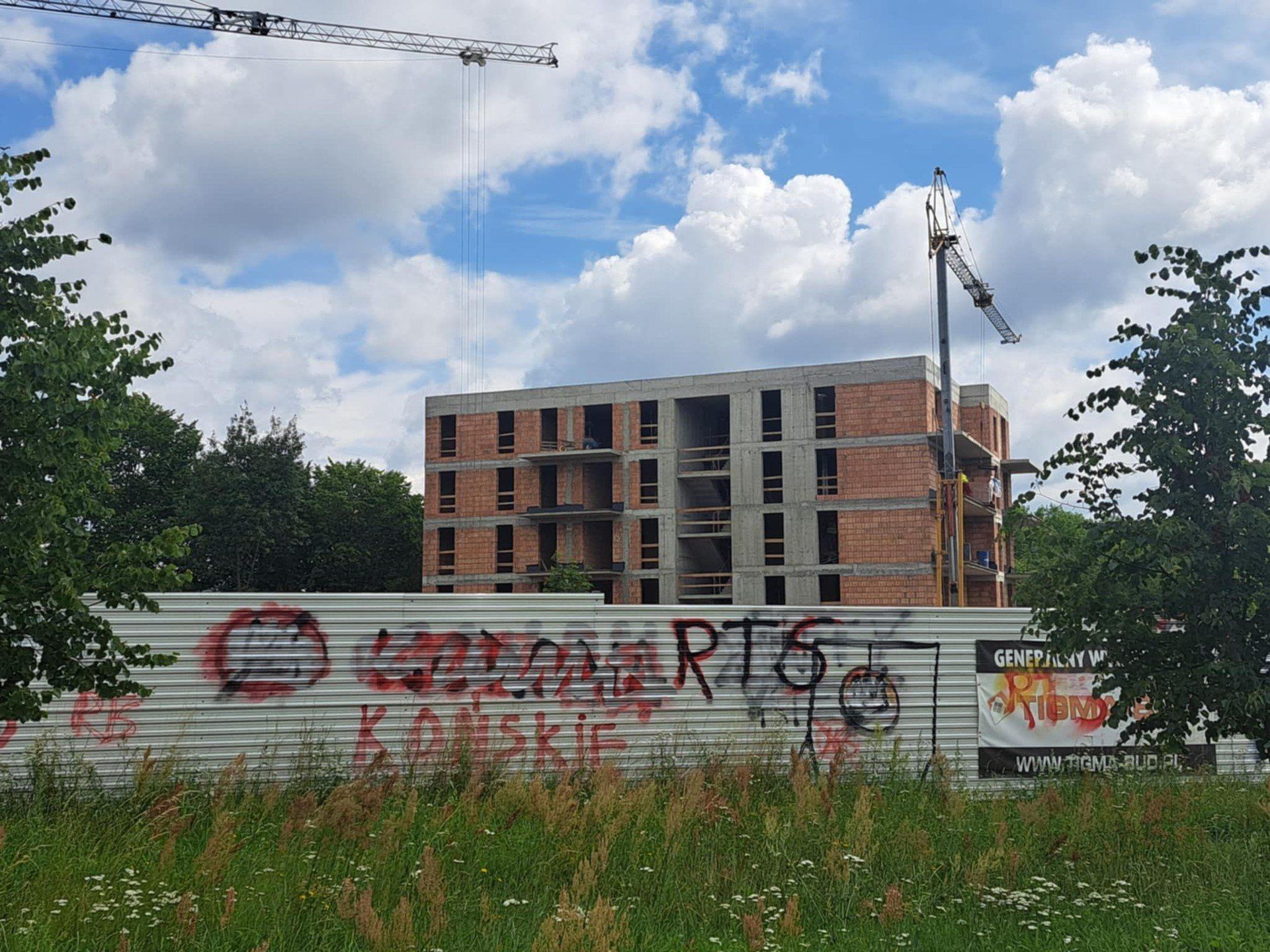 Przy ulicy Armii Krajowej w Końskich powstają trzy bloki SIM SMS
