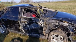 Pędzące Audi na łuku wypadło z drogi i rozbiło się w rowie. Nie żyje 23-letni kierowca