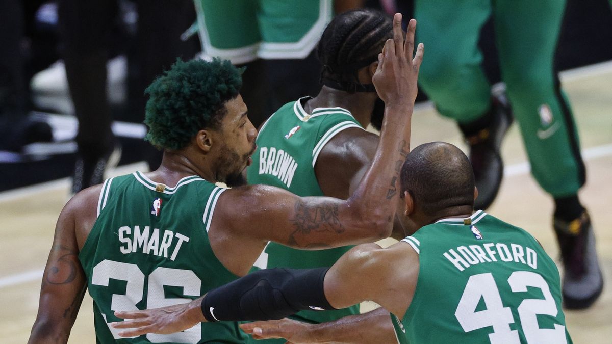 Zdjęcie okładkowe artykułu: PAP/EPA / ERIK S. LESSER / Na zdjęciu: koszykarze Boston Celtics