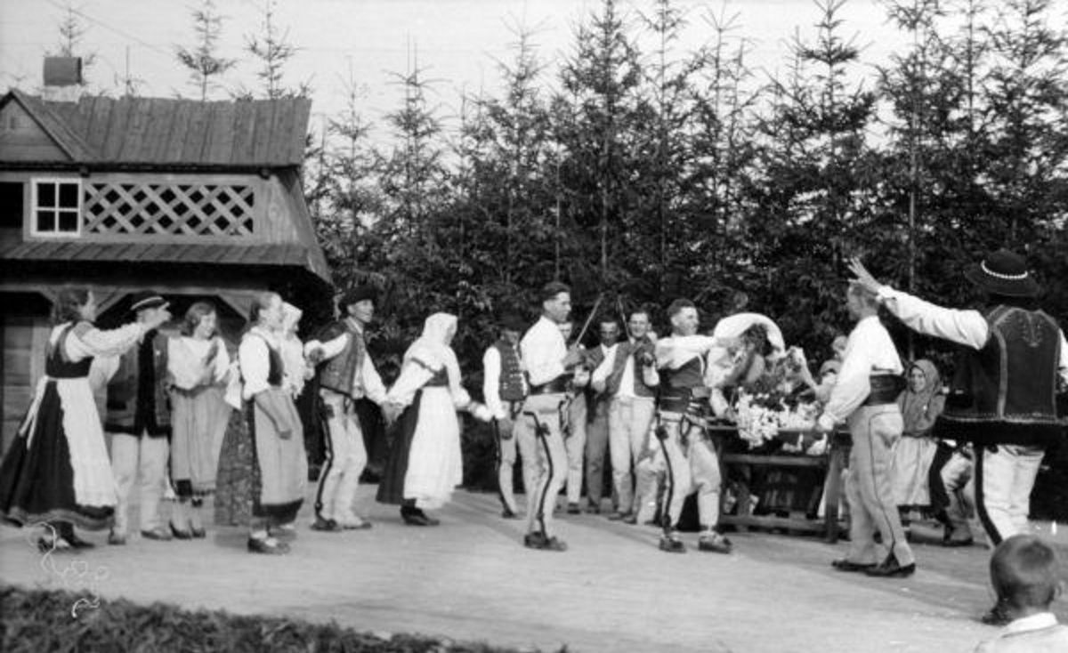 Pokaz tańców góralskich w Zakopanem, ok.1925