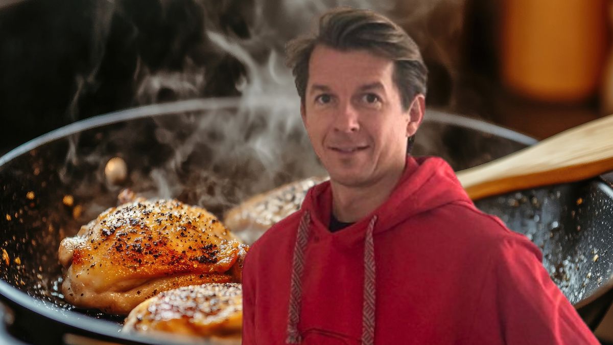 Karol Okrasa robi nietypową marynatę do kurczaka. 