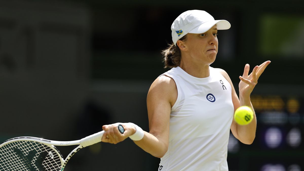 Iga Swiatek of Poland in action against Elina Svitolina of Ukraine during their Women's Singles quarter final match at the Wimbledon Championships, Wimbledon, Britain, 11 July 2023. EPA/TOLGA AKMEN EDITORIAL USE ONLY Dostawca: PAP/EPA.