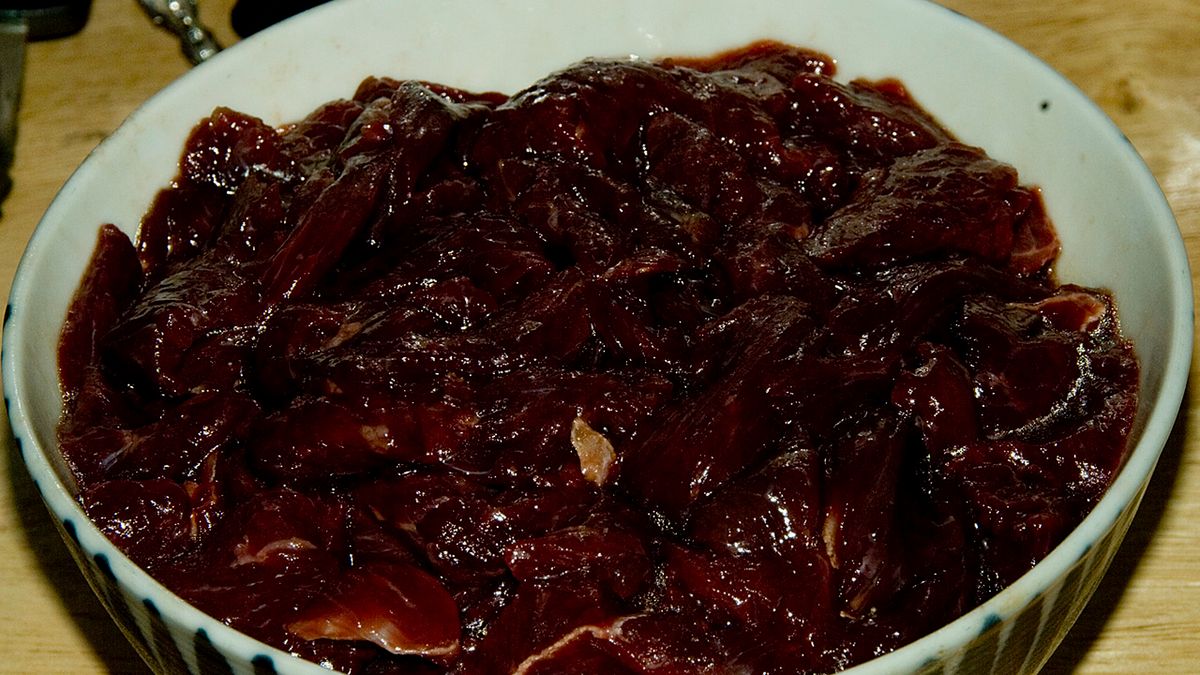 Surowe mięso z niedźwiedzia polarnego