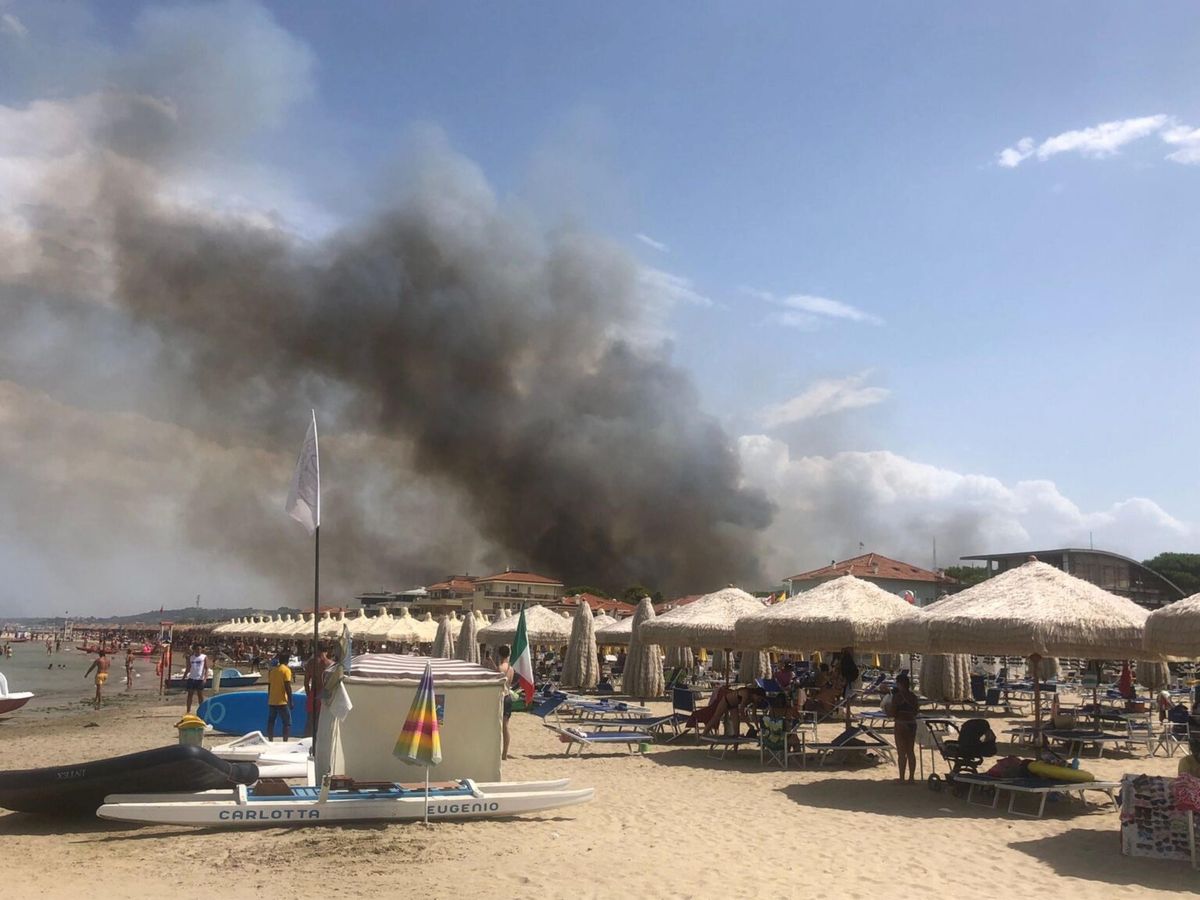 Pożar we włoskim kurorcie. Ludzie uciekają z plaż 