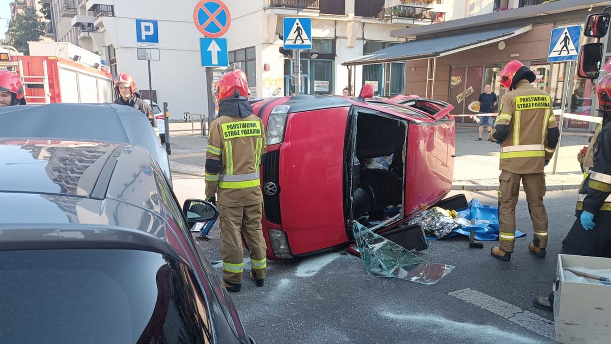 W wyniku uderzenia auto przewróciło się na bok 
