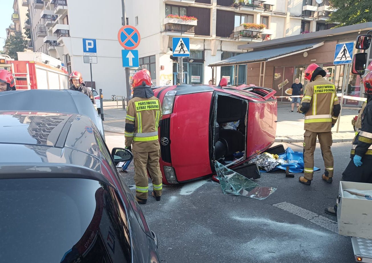 Auto po uderzeniu przewróciło się na bok. Przerażające nagranie z Łodzi