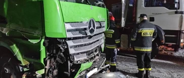 Samochód ciężarowy uderzył w ogrodzenie