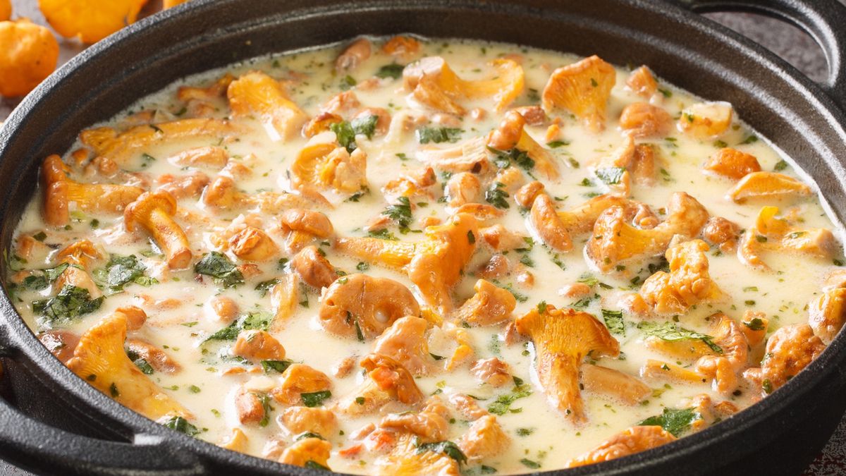 Kurki w śmietanie to przepis trochę retro. 