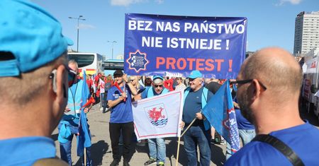 Wielki protest w Warszawie. "Marsz gniewu" idzie do KPRM