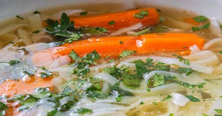 Zapomniałam o kostkach i maggi. Dodaję odrobinę tej przyprawy, bo to zero szkodliwej chemii, za to pełnia smaku