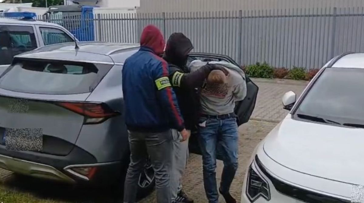 Poszukiwany trzema listami gończymi uciekał policji bmw i dachował