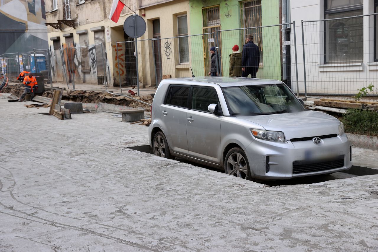 Absurdalna sytuacja w Łodzi. Od rana tłumy gapiów, wszyscy się śmieją