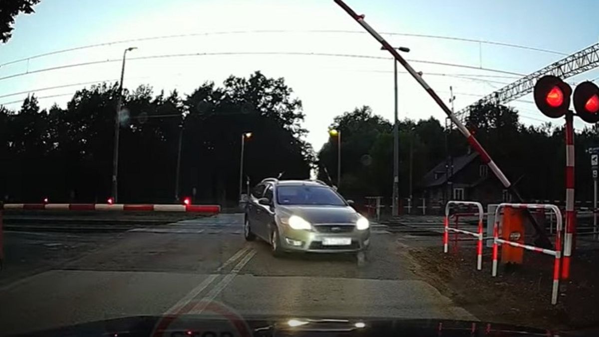 Kierowcy pokonali opuszczone rogatki.