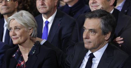 Fillon z żoną przesłuchani w sprawie zarzutów fikcyjnej pracy