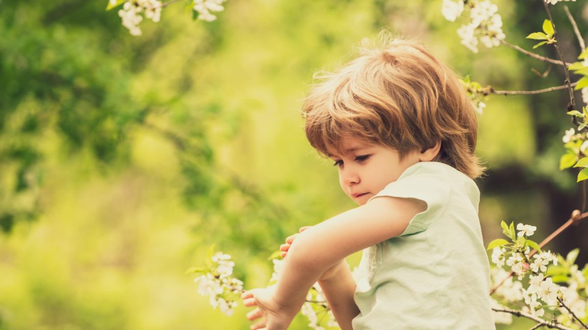 Pokrzywka u dzieci może pojawić się w wyniku alergii na pyłki.