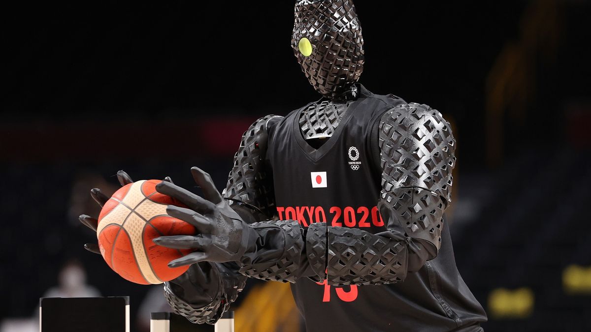 W przerwie meczu USA - Francja umiejętności koszykarskie zaprezentował robot