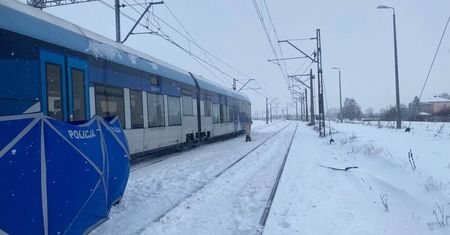 Odśnieżali tory, nie zauważyli nadjeżdżającego pociągu. Nie żyje drugi z pracowników kolei