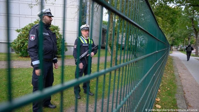 Niemcy. Policja zatrzymała napastnika, który zaatakował przed synagogą w Hamburgu