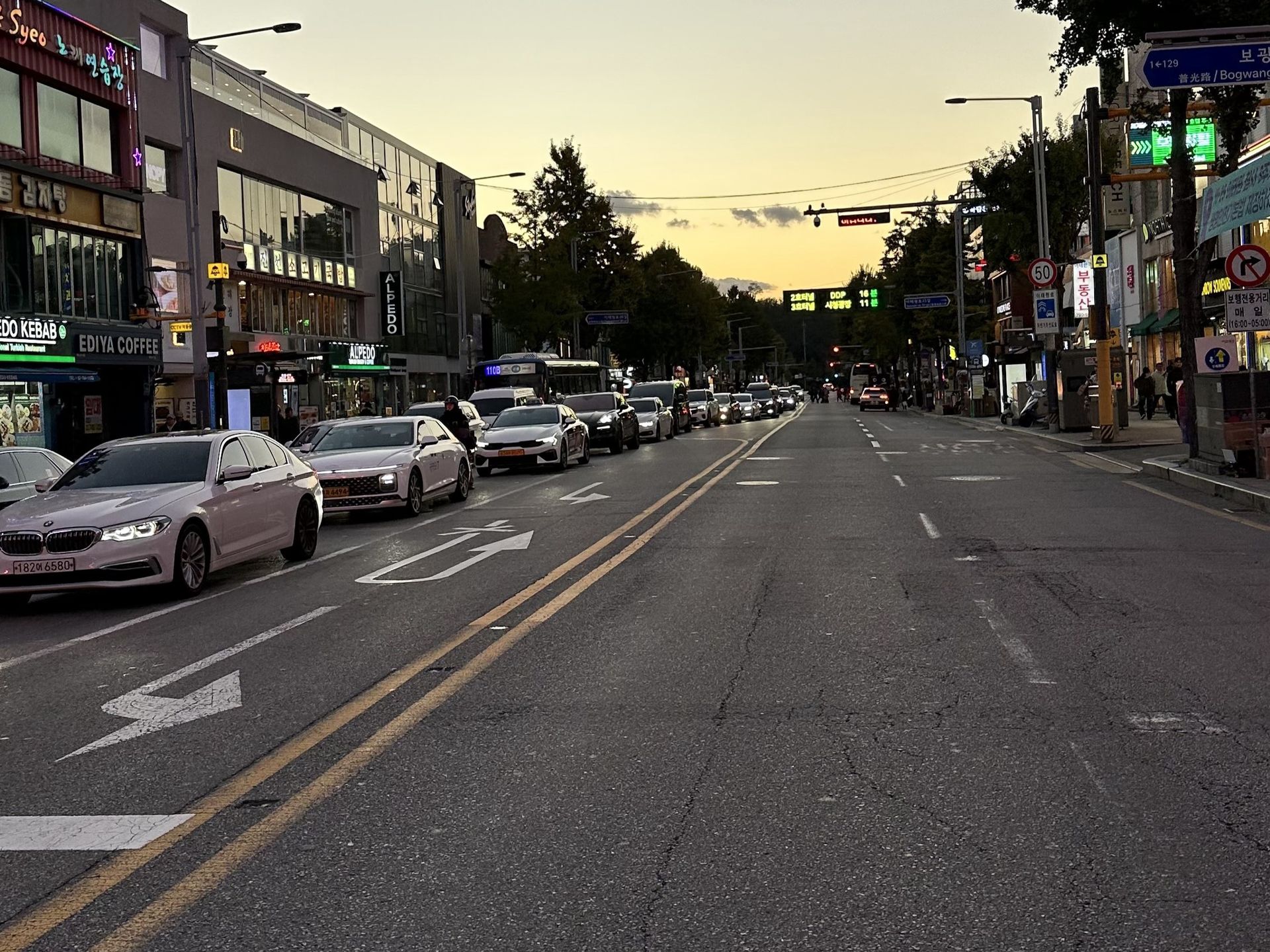 Na skrajnych pasach często spotkamy przekreślone znaki poziome