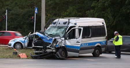 Kolizja z udziałem radiowozu w Warszawie. Czterech policjantów rannych