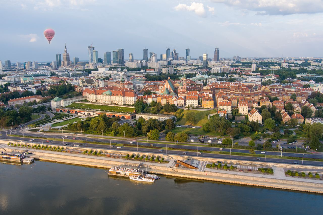 Warszawa. Na Wisłostradzie po wypadku auto w poprzek drogi