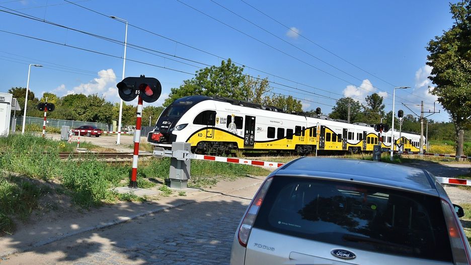 Auta nie przecinają torów, ale szlaban je zatrzymuje