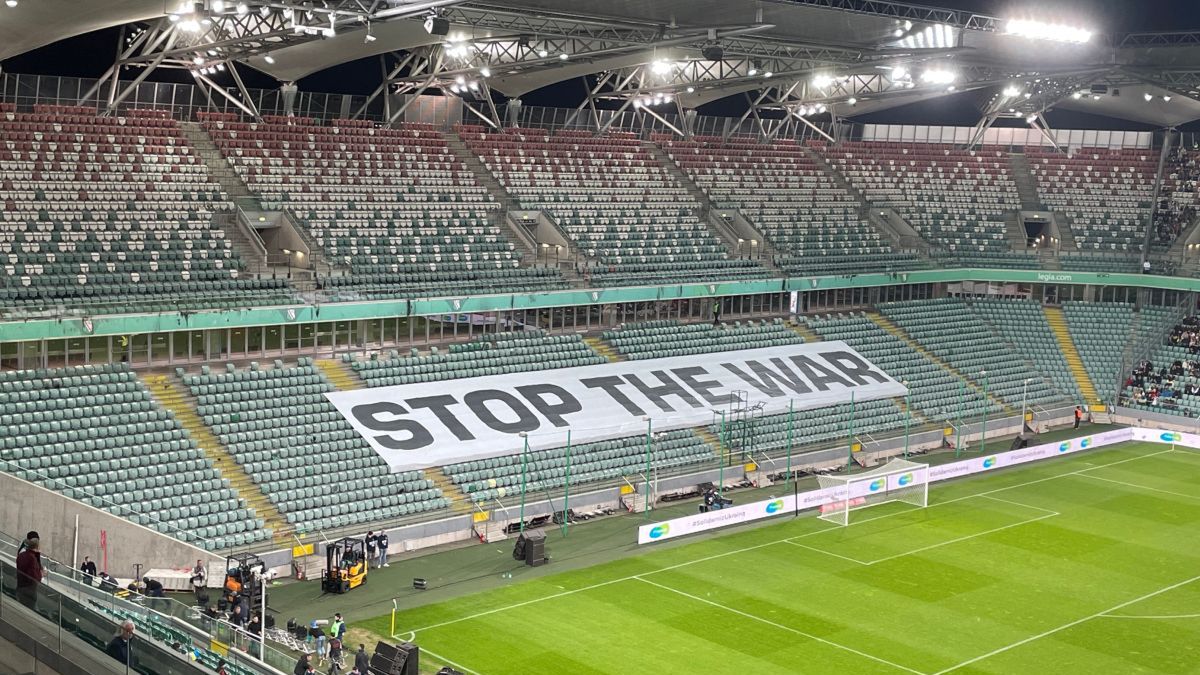 transparent na trybunie stadionu Legii w meczu przeciwko Dynamu Kijów