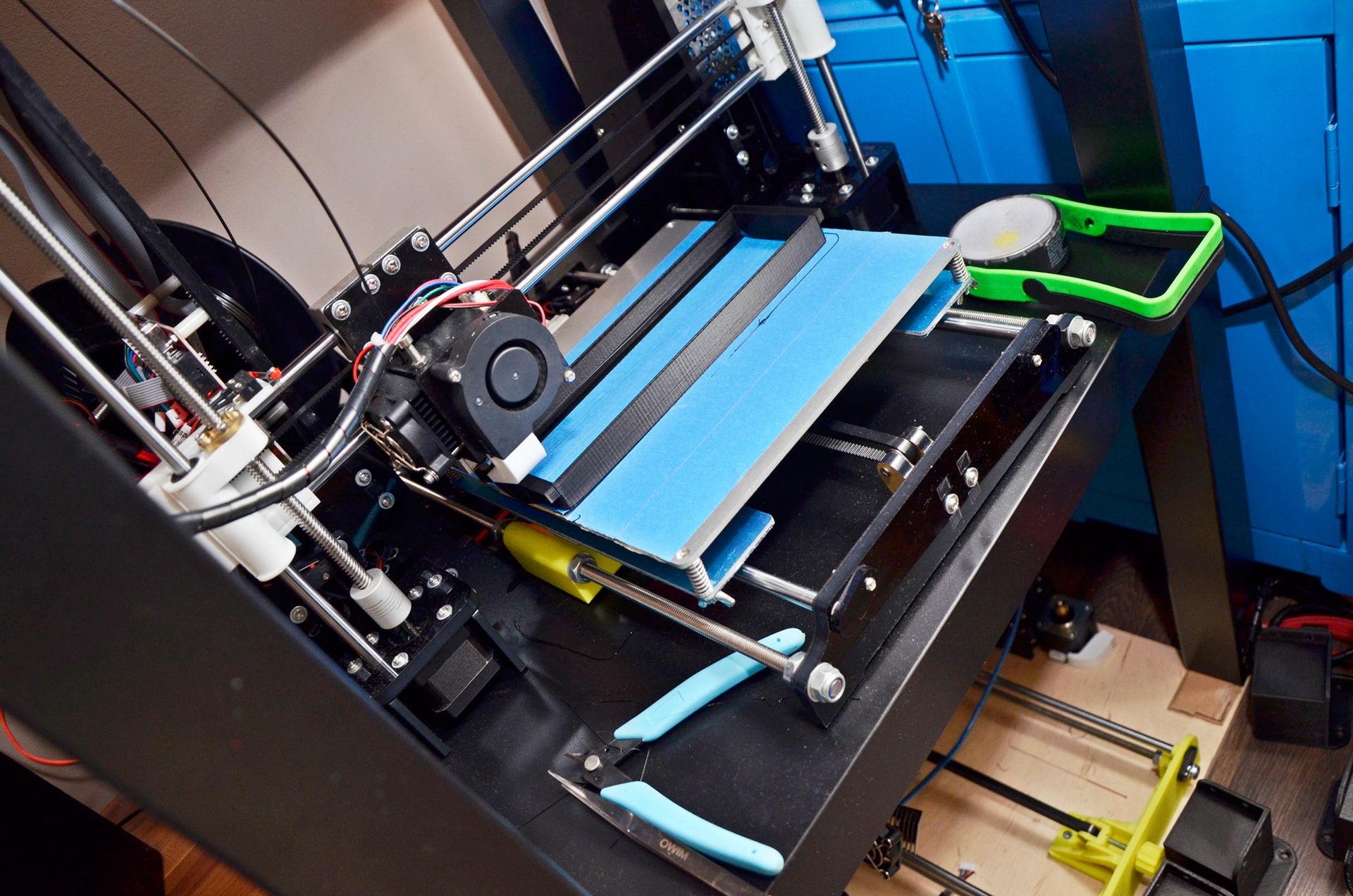 Drukarka 3D służy do skrócenia czasu prototypowania. Podczas naszej rozmowy nie traciła czasu i zarabiała na siebie drukując elementy wnętrza samochodu.