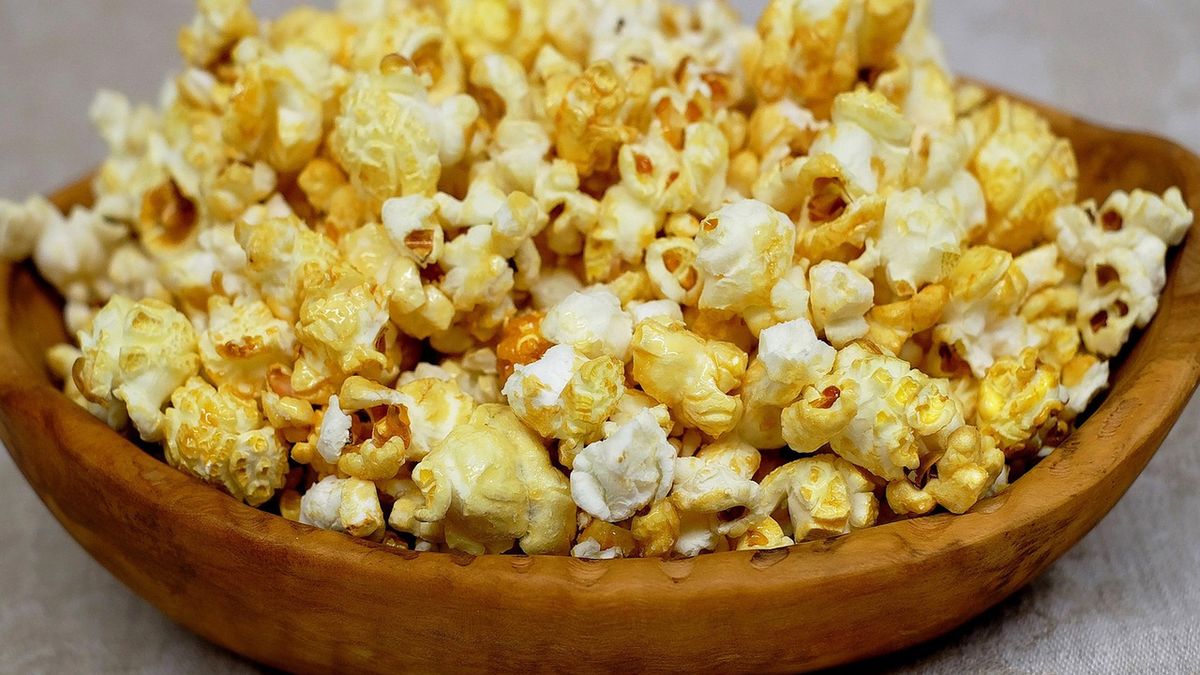 Popcorn o smaku masła do przygotowania w mikrofalówce, z dodatkiem oleju częściowo utwardzonego