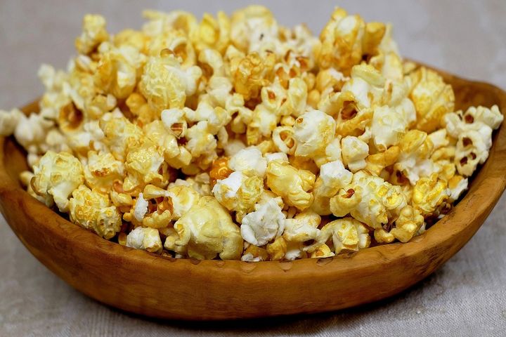 Popcorn o smaku masła do przygotowania w mikrofalówce, z dodatkiem oleju częściowo utwardzonego