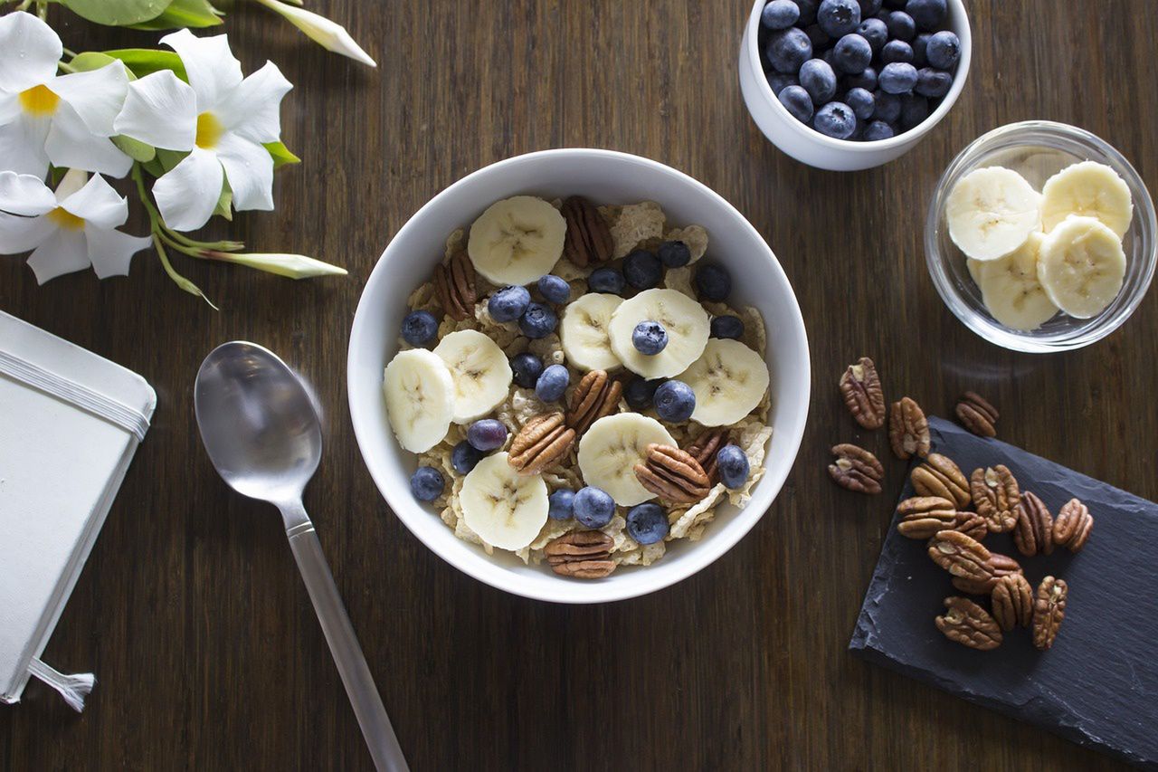 If you eat bananas for breakfast, combine them with protein and carbohydrates.