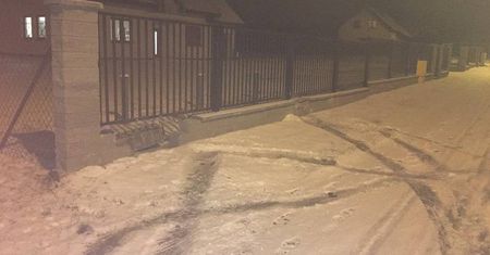 Ul. Pszczela: Nieznany sprawca wjechał w ogrodzenie posesji, po czym uciekł