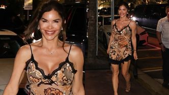 Lauren Sanchez w KUSEJ MINI prezentuje szeroki uśmiech w drodze na kolację z mężem MILIARDEREM