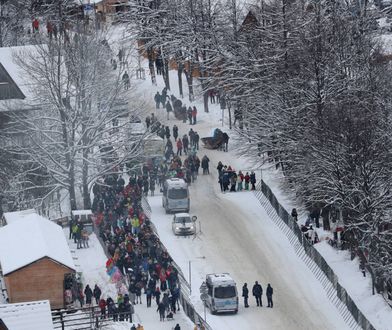 "Polacy jeżdżą na nartach, piją i imprezują". Zagraniczne media o poluzowaniu obostrzeń w Polsce