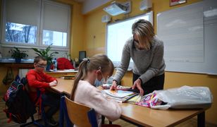 Szczepienia przeciwko COVID-19 dla nauczycieli. "Jest dużo chętnych. Ale co z osobami 60 plus?"