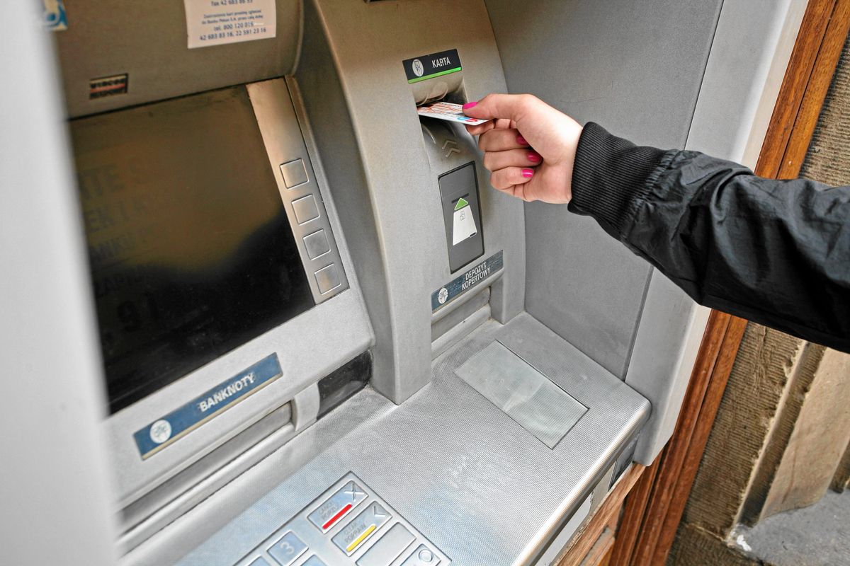 Przestępcy blokują karty w bankomacie