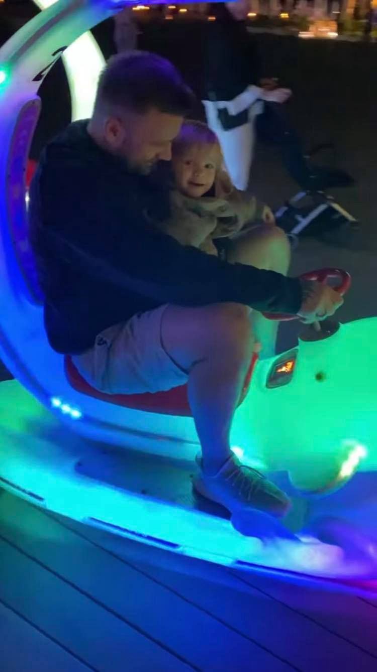 Sara Boruc i Artur Boruc z Noah i córkami na wakacjach w Dubaju