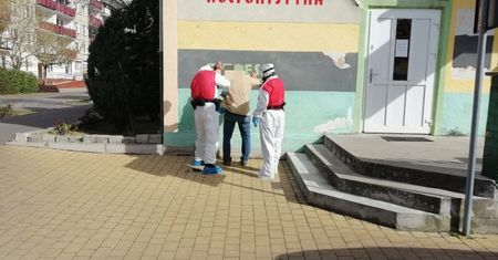 Koronawirus w Polsce. Mężczyzna przyszedł do rodziny objętej kwarantanną. Ranił syna nożem