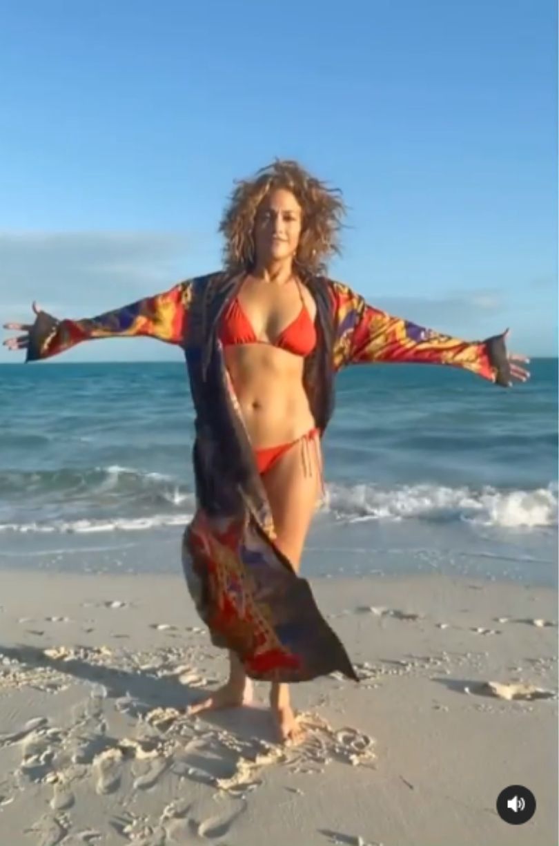Jennifer Lopez oddaje się porannym rytuałom na plaży w bikini i szlafroku Versace