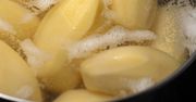 Dodaj do gotowania ziemniaków. Będą gotowe o wiele szybciej niż zwykle i podbijesz smak