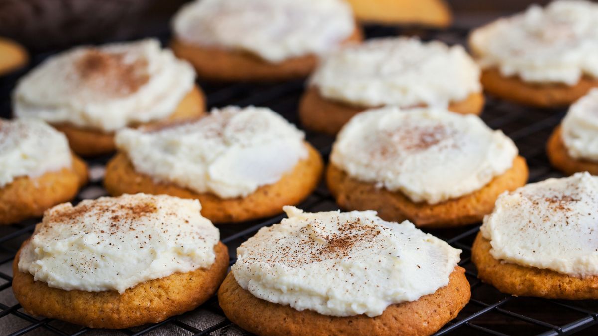 Ciasteczka dyniowe serwuję z kremem śmietankowym