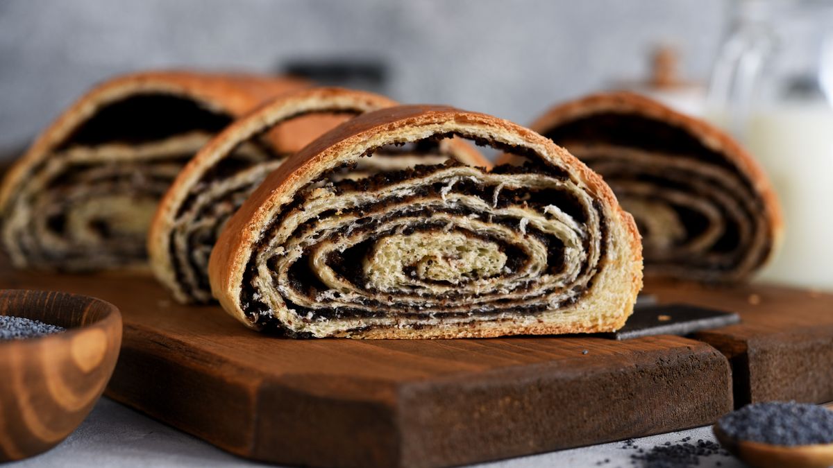 Dziurawy makowiec to częsta wpadka - można łatwo tego uniknąć