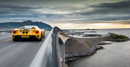 Ford GT na przepięknej Drodze Atlantyckiej. Widok robi wrażenie
