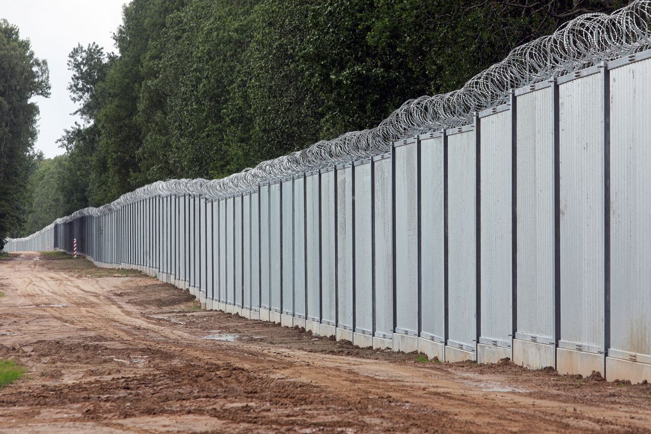 Zapora na granicy polsko-białoruskiej prawie gotowa. Turyści chcą wypoczywać w okolicy