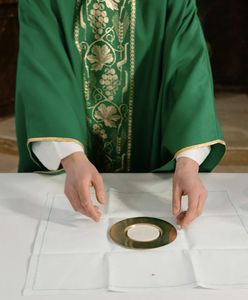 Przelewy płynęły. Ksiądz brał dla siebie pieniądze parafii