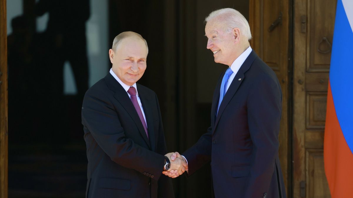 Spotkanie Biden-Putin w GenewieU.S. President Joe Biden, right and Russia's President Vladimir Putin, shake hands, prior to the U.S.-Russia summit, in Geneva, Switzerland, Wednesday, June 16, 2021. (Denis Balibouse/Pool Photo via AP)Pool Reuters