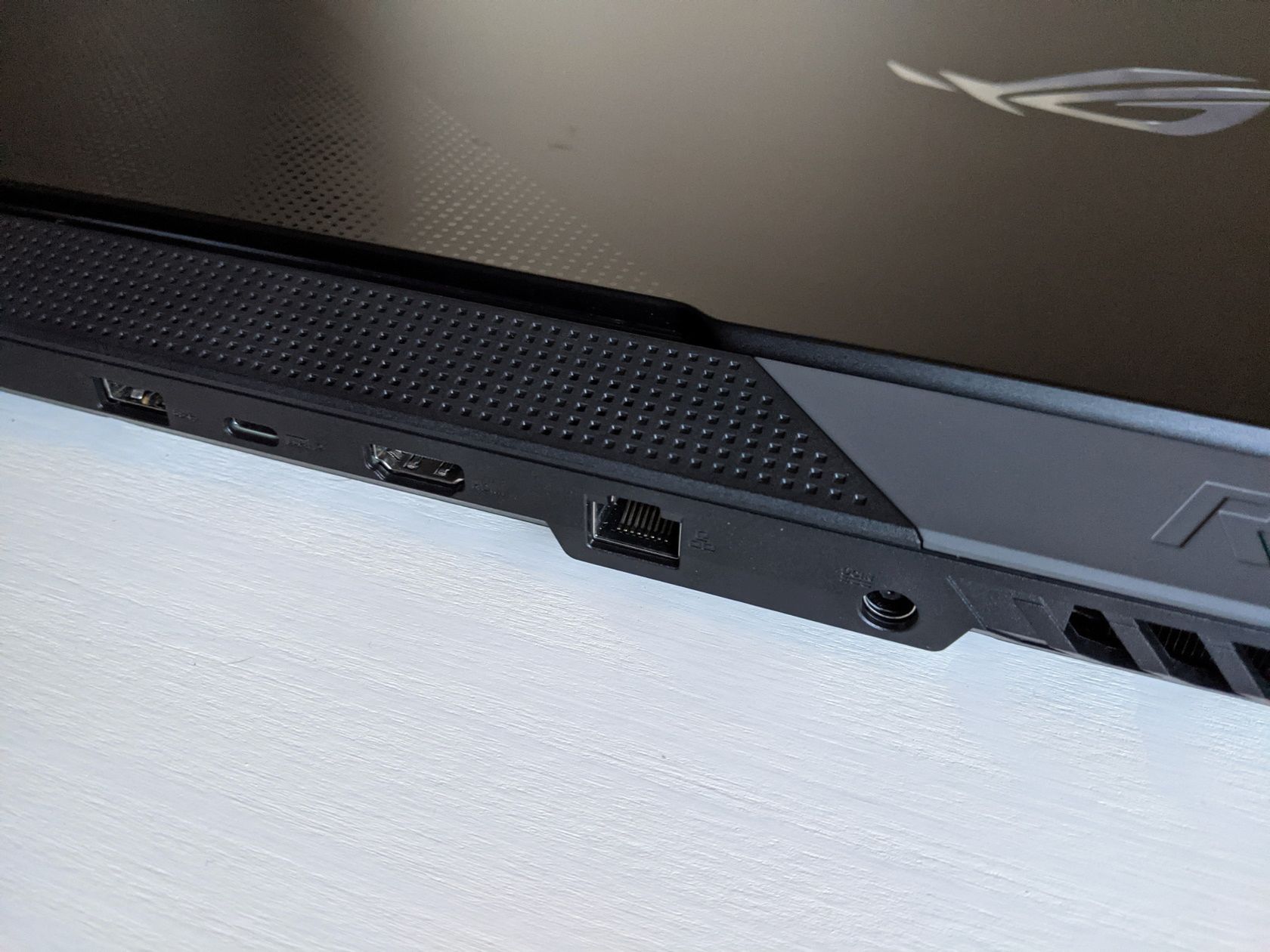 Bestia, nie laptop. Ryzen 9 5900HX i RTX 3080 w notebooku Asus ROG Strix Scar 17 – test 5