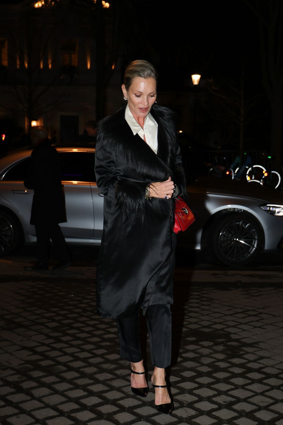 Kate Moss wraca z imprezy po pokazie marki Dior