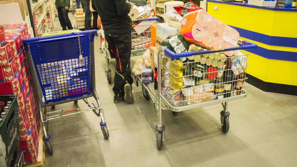 Makro, shop, shopping, trolley
A shoppers with trolleys full of goods stand in a long queue in Makro store in shopping zone Pruhonice - Cestlice, Czech Republic, March 12, 2020, even it is no reason to panic or buy out foods because of the coronavirus infection in Czechia.  (CTK Photo/Libor Sojka) 
Dostawca: PAP/CTK.
Libor Sojka
Czech Republic, Prague, department store, business center, shopping, health, coronavirus